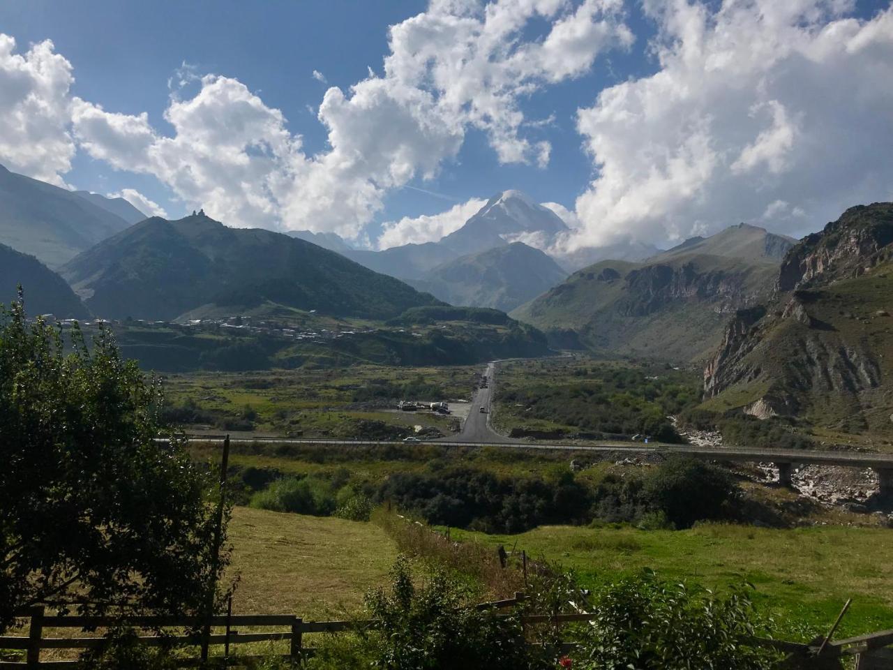 Riverside Kazbegi Buitenkant foto